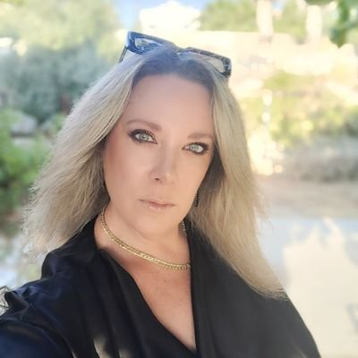 אם טובה ואם רעה, אם קלה ואם קשה, אם זולה ואם יקרה, זוהי ארצי. זאב ז'בוטינסקי