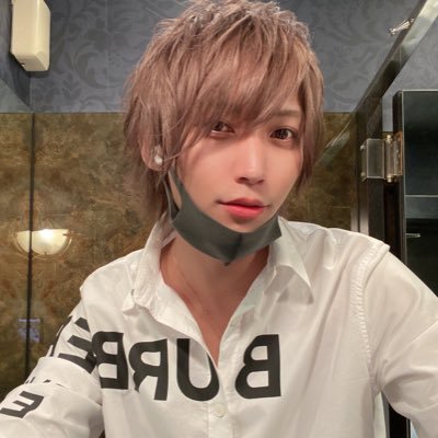 中卒→歌舞伎町→フロントエンドエンジニア(底辺)|React, TypeScript, Next.js|AI組み込みアプリ開発に没頭してます。ベンチプレス110kg上げるギャル男です。8割ネタ垢です。