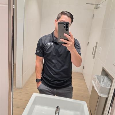 A simple person who loves football(soccer) and Halo