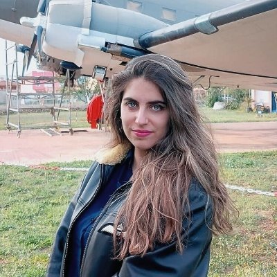 Escribo y a veces me publican. Traductora. Hice filología porque la vida se entiende mejor desde la literatura.
