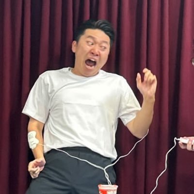 芸人です。ギャガーです。キャンパーです。僧侶です。ビール検定2級です。実家がお寺で本名で若尊(じゃくそん)と申します。趣味はギャグを考えること。キャンプに行って寿司を握ること。ビールを浴びるように呑むことです。