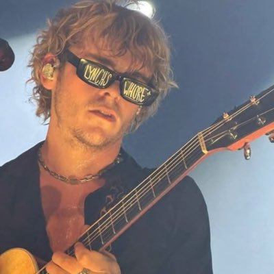 findlauras's profile picture. not luka couffaine but his bff.