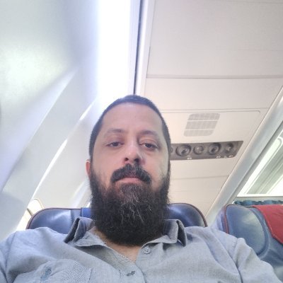 من تقصیری ندارم،
قرصهایم را دیر میدهند،
دیوانه را باید سر وقت فهمید.