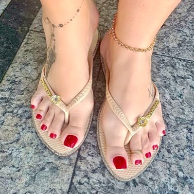 Exclusive havaianas content. profile pic/Header: @evyfeet