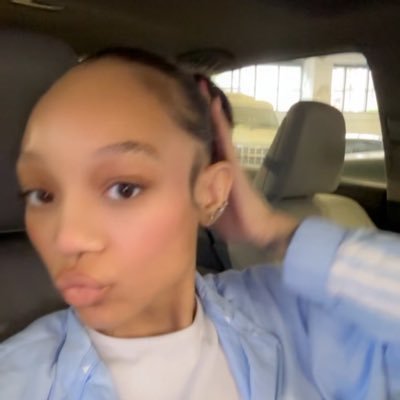 xo_dlc's profile picture. I sell raw hair @luxur.yextensions on Instagram 🎀