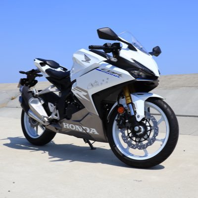 バイク初心者🔰/東北(宮城)何年後かには兵庫かもです…💭/age27🚺/相棒CBR250rr/🏍️🚗🏂🎮好き/無言フォローすみません🙇🏻♀️/86彼氏のです