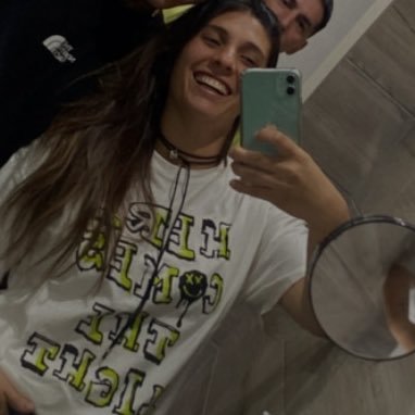 florciifigueroa's profile picture. La onda era comernos a besos,no a versos