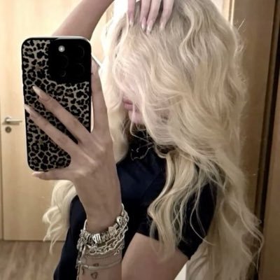 starzintheir's profile picture. Pro hater