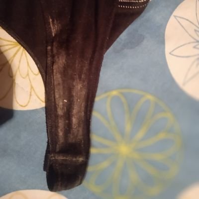 Fetichista de las tangas usadas de mi tía y el placer de espiarla !! le encanta usar tangas e hilos