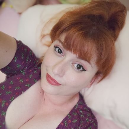 Niña rata de 34 años.
Payasa compulsiva, pokémaníaca, octoling, obsesa de DbD, overwatchera, animalita crossinera y simmer.
Me gusta la gente pero yo a ella no.