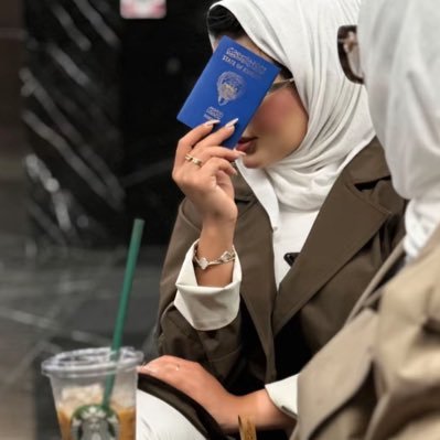 - امرأة مُختلفة جدًا, تملكُ طابعها الخاص في تحويل التفاصيل الباهتة إلى ربيعًا مُزهِر.🌹