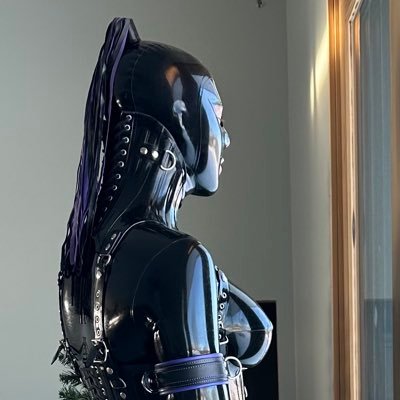 tllrbbrdll's profile picture. Rubber doll that happens to be tall