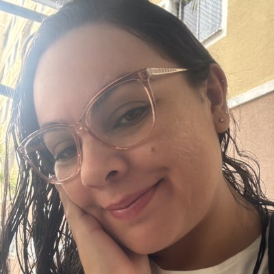 metida a engraçadinha, choro em finais de novela, adoro dormir assistindo tiktok, sou fantastiquer, amo vôlei e não explico tweets