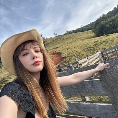 🧩
em Oz salvando uns bichos com a elphie
||• fan account
•||•
g da ellie ♡|•