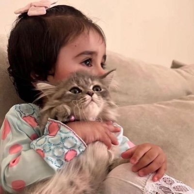 عربيةٌ زانَ القصيدُ بِذِكْرها فكأنها وزنُ البيوتِ ونَحْوُها
