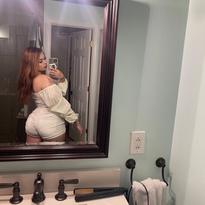 ur 5’2 slutty colombian gf | dm me for my menu daddy 😉