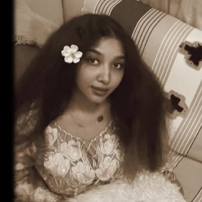 لاا يغريني مدح ولا يسقطني انتقاد جميييعهم آراء وانا القرار 🤎