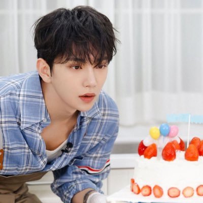 Vaughnana_Bread's profile picture. Filipino-born, French-trained pastry chef 🍰 | Owner of Cloud9 Bakes ☁️ | One slice of banana bread at a time. DMs open for collabs & sweet talks!