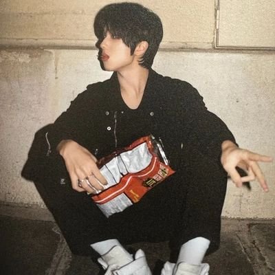 redlionpjs's profile picture. Emotionally unavailable, but music emotionally.