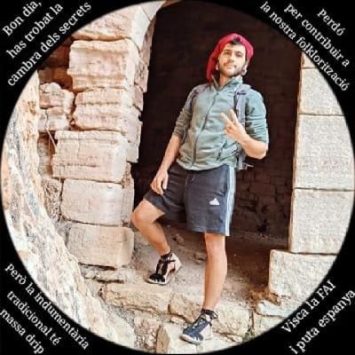 Entre el comunisme llibertari i el nacionalisme català. Acostumo a tuitar merda i a vegades sobre política. Ruralisme o barbàrie.
