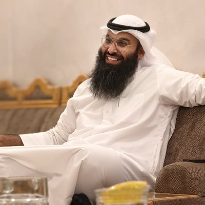 ”أعيش بين الكتب والخيال… وأحيانًا بين الواقع واللاواقع.”