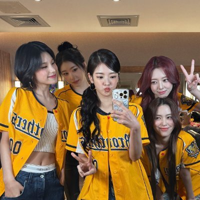 waiting for when itzy get proper promo
itzy, illit, ifeye, idle, izna, seventeen (dont ask how all the i's got there, im as clueless as u)
