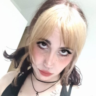 Partner streamer en @TwitchES. Streamer andaluza, friki, pringada y graciosa 🪓 mis enlaces en:
https://t.co/oeMzFxnQhz