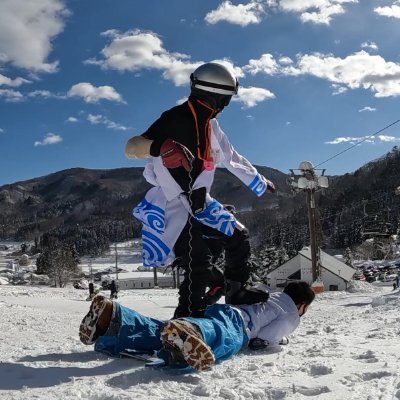 ・スノボーで痛板、雪山コスを嗜む?程度に👓
・車関連は乗るよりイジる派🦈
・Vの者にハマりました。
ネタ発言するも滑る人です
雑多アカなので生暖かい目で見て頂けると…