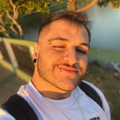 não me leve a sério, me leve pra um rolê. / fechado pra uns, aberto pra poucos.