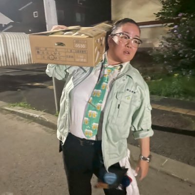 いなせ系暁会活頗組 組長。鳥は見るのも飼うのも食べるのも大好き。 好きな物:おヒョイさん@オカメ/ハク@ヅラ猫/ペドロ🌈ホオミドリアカオウロコインコ/ジブリ/イナ戦/緑色/サッポロクラシック(夏)。 函館と青森のハーフ。