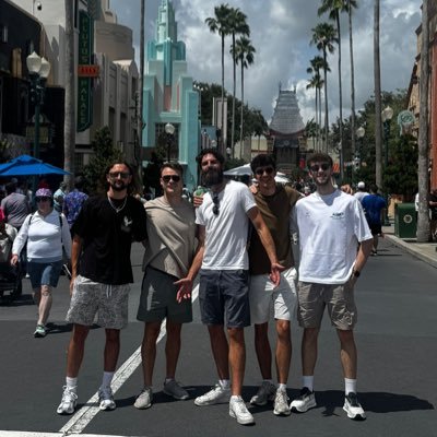 charliehenson05's profile picture. 20 //🎢