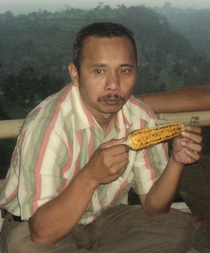 Pegiat Gardoe Baca.
Tinggal di Lereng Lawu. Penggulat Hukum
