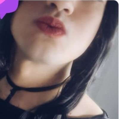 um menino que ama comprar lingerie online pra ficar se exibindo pra estranhos na internet