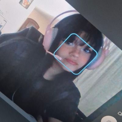 capelalala's profile picture. tenho alma de artista, sou um gênio sonhador e românticaaaaa (ps: sou insuportávelmente apaixonada pelo meu namorado)