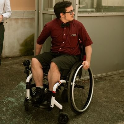 📍Noah, 25 ans, il/lui
📍Handicapé fatigué mention maladie chronique, autisme et CPTSD
📍 Antivalidisme, shitpost, sel, une ligne édito bien aléatoire