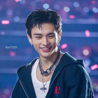 sparklytae95's profile picture. for taehyung and hyunjin ✨