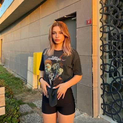 Adım Elif 24 yaşındayım 🫠Tanışmak isteyen detaylı kendini tanıtıp yazsınnn🥳 🌤