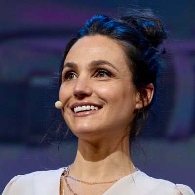 Animatrice TV et Présentatrice d'événements. Intervieweuse et chroniqueuse. Passionnée par la créativité, l'audace, l'art urbain et la danse !