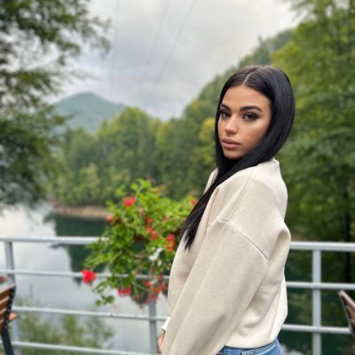 My DMs are open and I’m soooo bored… why aren’t you texting me yet? 👀📩
19 yo | Dancer, traveling❤️