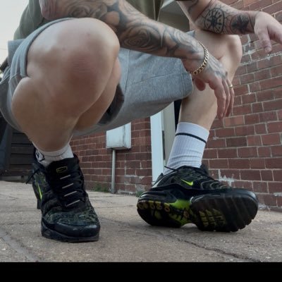 Into trainers and the subs who worship them. size 9-9.5 18+ 🔞. https://t.co/oYTNekpgPB