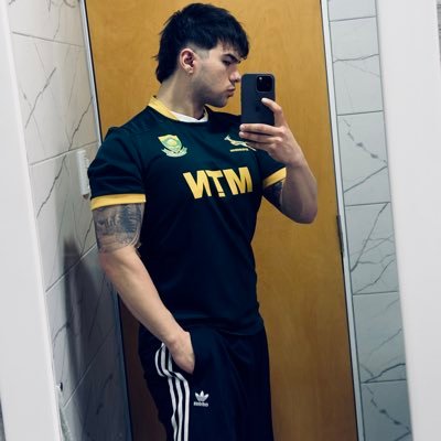Adicto a Boca Juniors y la música. Tres copitas del mundo. No te guíes de lo que leas acá. Fabra sorete.