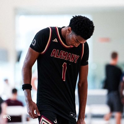 {6’3 combo guard⛹🏾♂️}{c/o2026⭐️}{highschool tbd }{la select} insta:sh00wtime.j