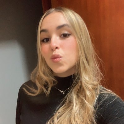 manusoarezx__'s profile picture. loira e burra :)