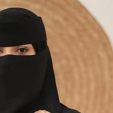 وأحلل عقدتي من لساني
لأن الشرح صعب والكتمان يشبه الاختناق