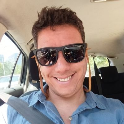 Libertario - Chileno, Publicista, Asesor en el área de Emergencias, comunicación y salvamento, Servicio a la Comunidad desde siempre.