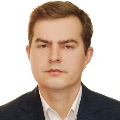 Adwokat (niewykonujący zawodu), doktor nauk prawnych, nauczyciel akademicki.