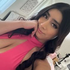 Lesbian 🏳️🌈~ single ~{NSFW/SFW}~ (parody account) (fake account) (Roleplay only)(18+only, 25years old)