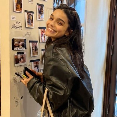 lesbichens's profile picture. melissa o’neil and rachel zegler’s lesbian defender