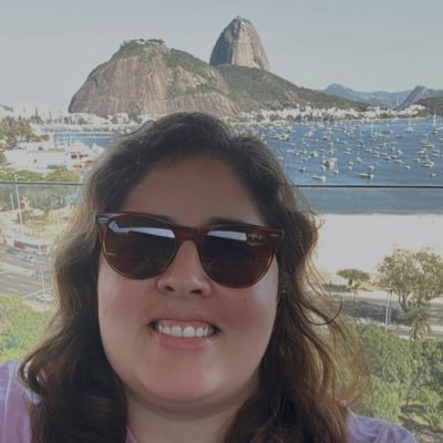 Flamenguista, baiana, economista de formação, engenheira de dados na prática.