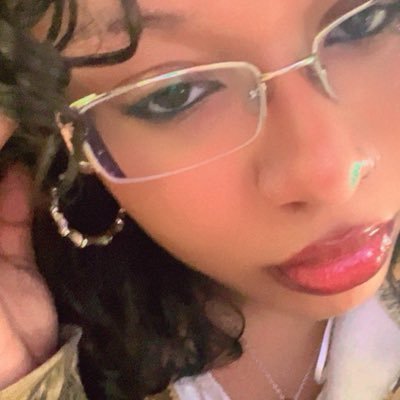 feltsorry4u's profile picture. in a throuple w/ billie and ellie • #multifan ♡